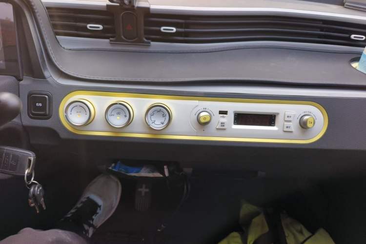 Used Wuling Hongguang MINIEV 2021 Macaron Premium Model – Lithium Iron Phosphate Audio And AC Panel