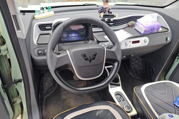 Used Wuling Hongguang MINIEV 2021 Macaron Fashion Model Lithium Iron Phosphate Center Console