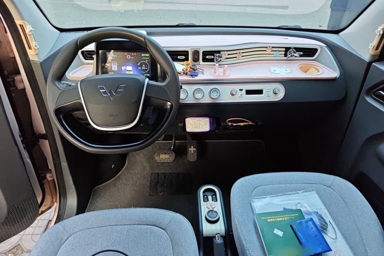Used Wuling Hongguang MINIEV 2021 Macaron Fashion Model Lithium Iron Phosphate Center Console