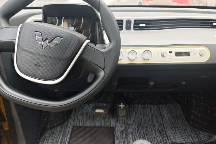 Used Wuling Hongguang MINIEV 2021 Macaron Fashion Model Lithium Iron Phosphate Center Console