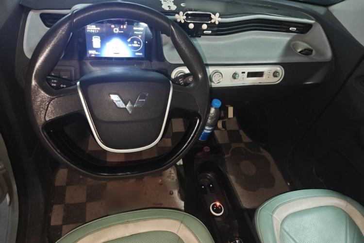 Used Wuling Hongguang MINIEV 2021 Macaron Sandwich Model 170 km Lithium Iron Phosphate Center Console