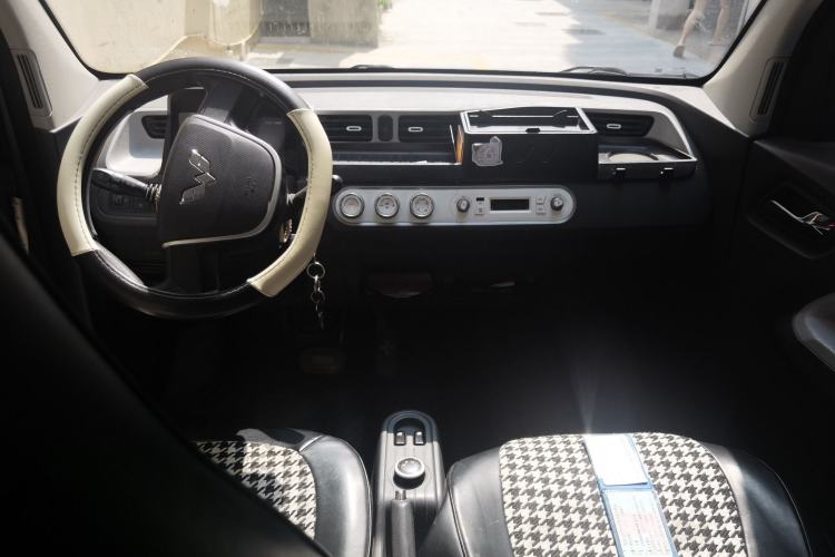 Used Wuling Hongguang MINIEV 2021 Macaron Sandwich Model 170 km Lithium Ternary Center Console