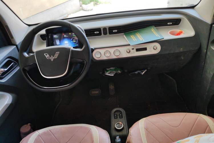 Used Wuling Hongguang MINIEV 2021 Macaron Fashion Model Lithium Iron Phosphate Center Console