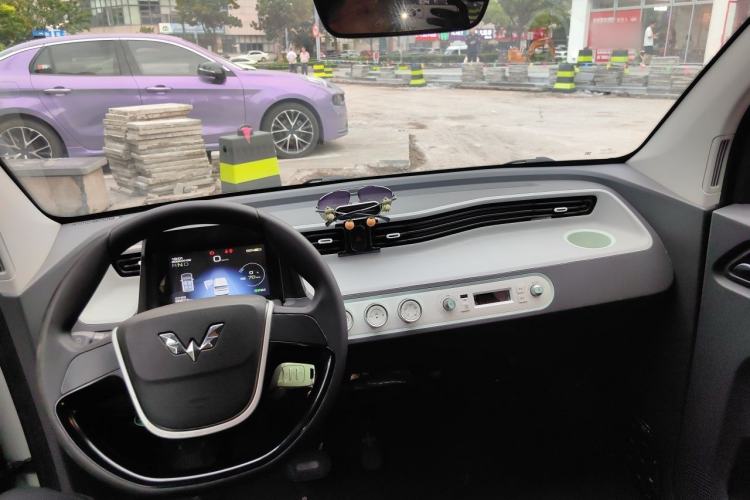 Used Wuling Hongguang MINIEV 2021 Macaron Fashion Model Lithium Iron Phosphate Center Console