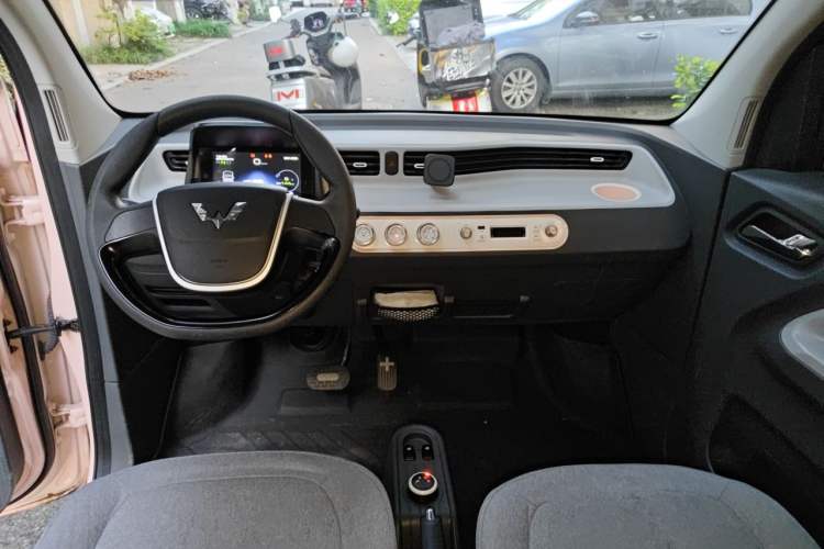 Used Wuling Hongguang MINIEV 2021 Macaron Premium Model – Lithium Iron Phosphate Center Console
