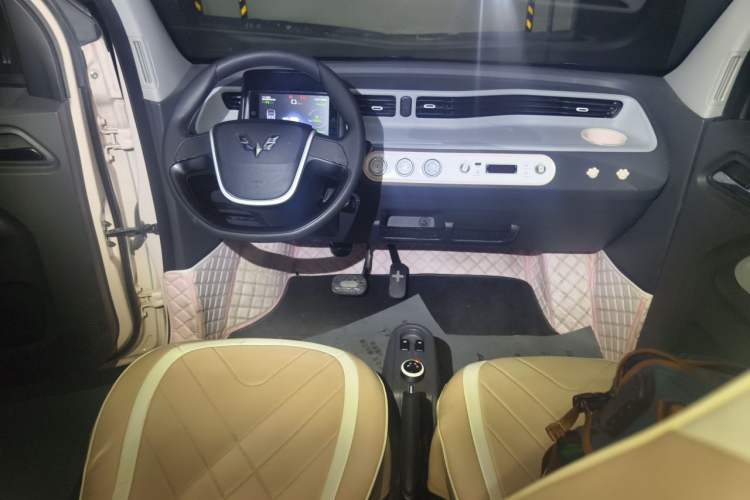 Used Wuling Hongguang MINIEV 2021 Macaron Fashion Model Lithium Iron Phosphate Center Console