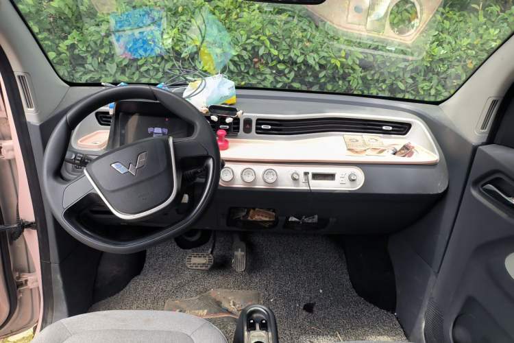Used Wuling Hongguang MINIEV 2021 Macaron Fashion Model Lithium Iron Phosphate Center Console