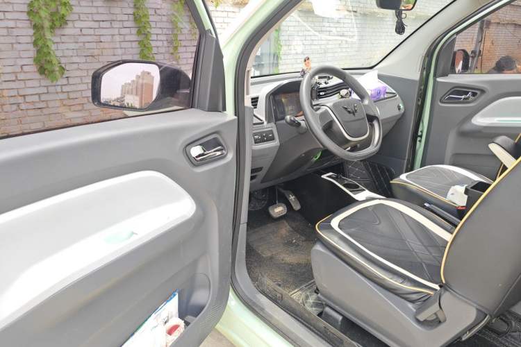 Used Wuling Hongguang MINIEV 2021 Macaron Fashion Model Lithium Iron Phosphate Driver Seat