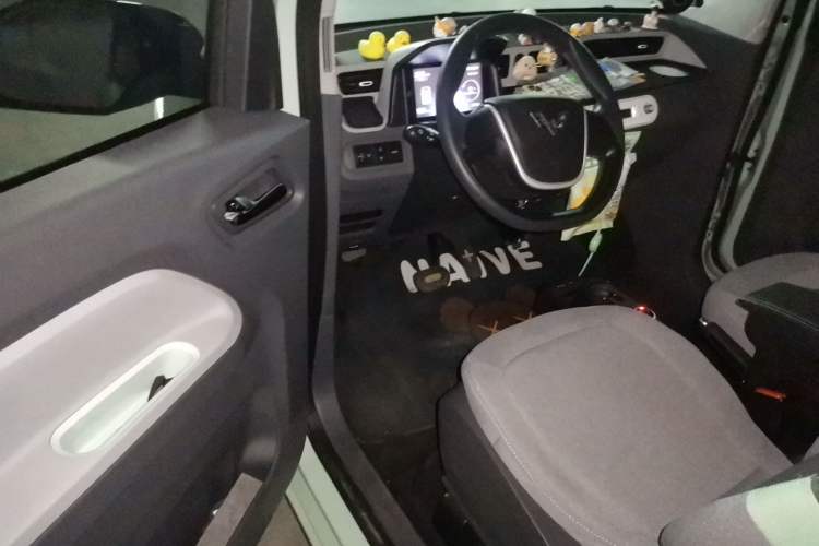 Used Wuling Hongguang MINIEV 2021 Macaron Fashion Model Lithium Iron Phosphate Driver Seat