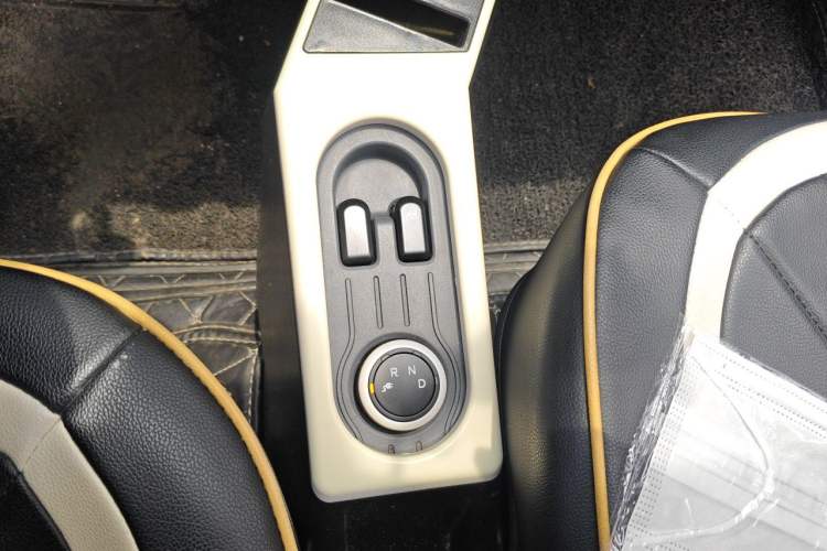 Used Wuling Hongguang MINIEV 2021 Macaron Fashion Model Lithium Iron Phosphate Gear Lever