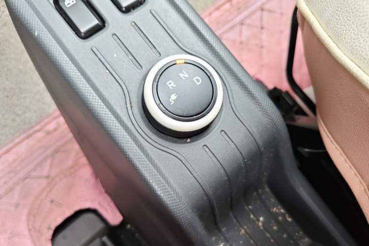 Used Wuling Hongguang MINIEV 2021 Macaron Fashion Model Lithium Iron Phosphate Gear Lever