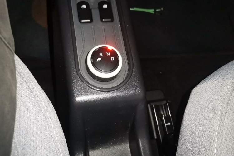 Used Wuling Hongguang MINIEV 2021 Macaron Fashion Model Lithium Iron Phosphate Gear Lever