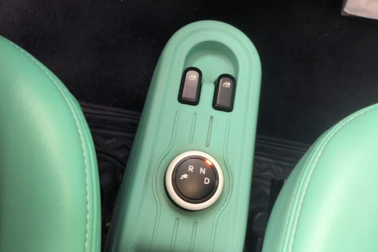 Used Wuling Hongguang MINIEV 2021 Macaron Fashion Model Lithium Iron Phosphate Gear Lever