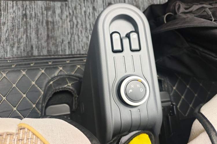 Used Wuling Hongguang MINIEV 2021 Macaron Fashion Model Lithium Iron Phosphate Gear Lever