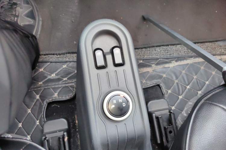 Used Wuling Hongguang MINIEV 2021 Macaron Fashion Model Lithium Iron Phosphate Gear Lever