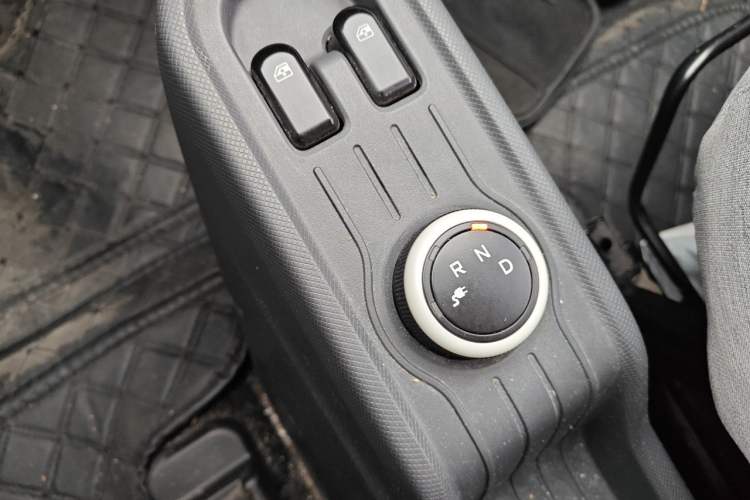 Used Wuling Hongguang MINIEV 2021 Macaron Fashion Edition Lithium-Ion Battery Gear Lever