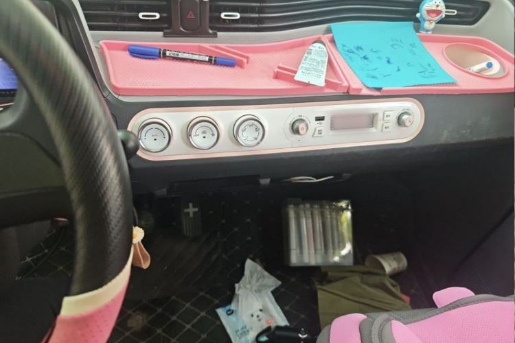 Used Wuling Hongguang MINIEV 2021 Macaron Fashion Model Lithium Iron Phosphate Interior 1
