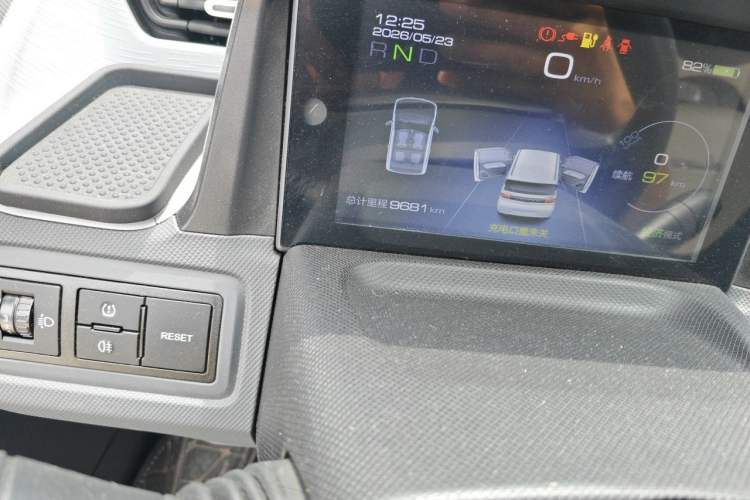 Used Wuling Hongguang MINIEV 2021 Macaron Fashion Model Lithium Iron Phosphate Odometer Close Up
