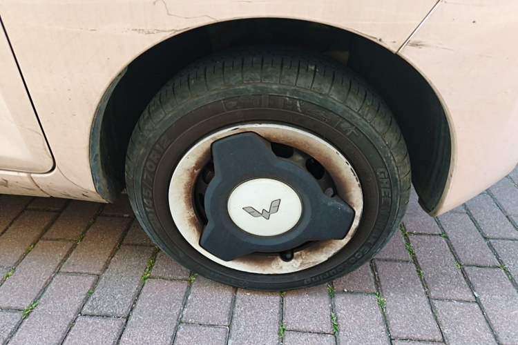 Used Wuling Hongguang MINIEV 2021 Macaron Fashion Model Lithium Iron Phosphate Right Front Wheel Hub