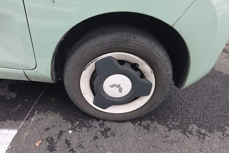 Used Wuling Hongguang MINIEV 2021 Macaron Fashion Model Lithium Iron Phosphate Right Front Wheel Hub