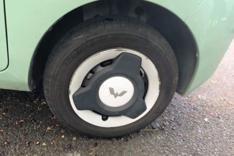 Used Wuling Hongguang MINIEV 2021 Macaron Fashion Model Lithium Iron Phosphate Right Front Wheel Hub