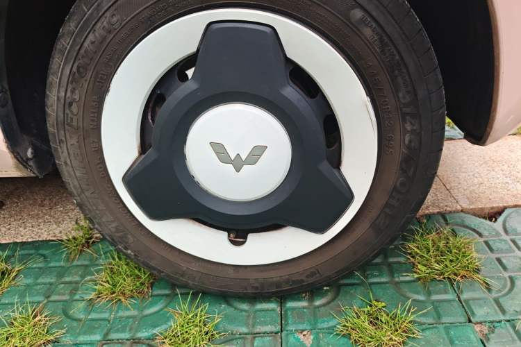 Used Wuling Hongguang MINIEV 2021 Macaron Fashion Edition Lithium-Ion Battery Right Front Wheel Hub