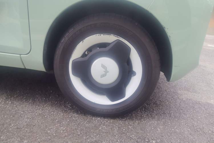 Used Wuling Hongguang MINIEV 2021 Macaron Premium Model – Lithium-NMC Right Front Wheel Hub