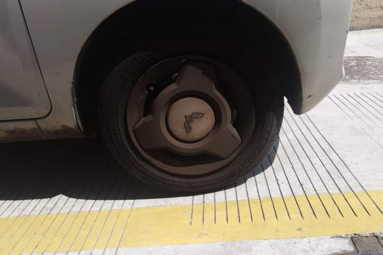 Used Wuling Hongguang MINIEV 2021 Macaron Sandwich Model 170 km Lithium Ternary Right Front Wheel Hub