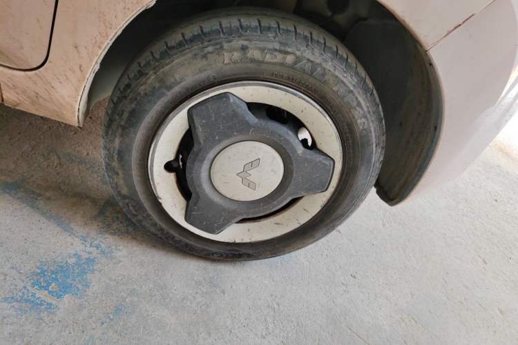 Used Wuling Hongguang MINIEV 2021 Macaron Fashion Model Lithium Iron Phosphate Right Front Wheel Hub