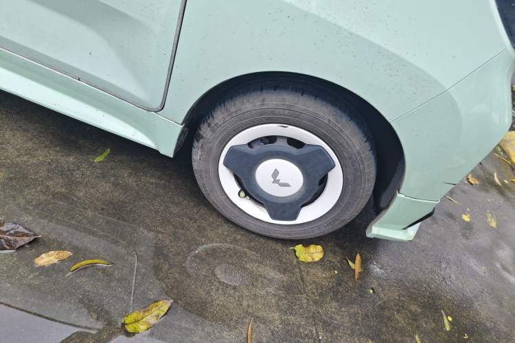 Used Wuling Hongguang MINIEV 2021 Macaron Fashion Model Lithium Iron Phosphate Right Front Wheel Hub