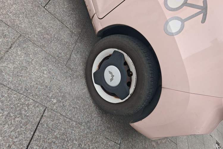 Used Wuling Hongguang MINIEV 2021 Macaron Fashion Model Lithium Iron Phosphate Right Front Wheel Hub