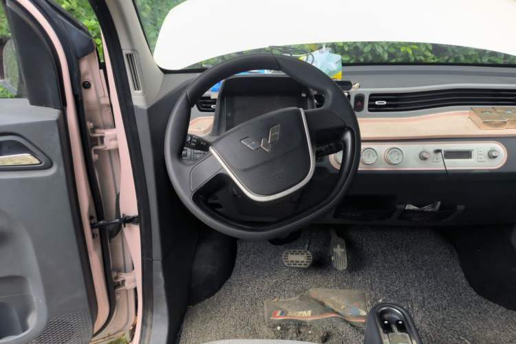 Used Wuling Hongguang MINIEV 2021 Macaron Fashion Model Lithium Iron Phosphate Steering Wheel