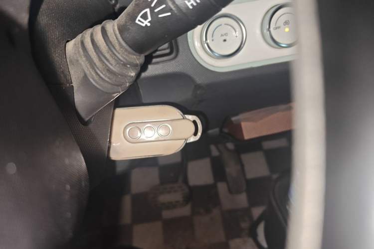 Used Wuling Hongguang MINIEV 2021 Macaron Sandwich Model 170 km Lithium Iron Phosphate Vehicle Key