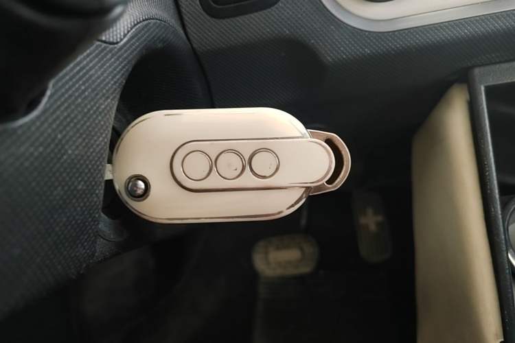 Used Wuling Hongguang MINIEV 2021 Macaron Fashion Edition Lithium-Ion Battery Vehicle Key