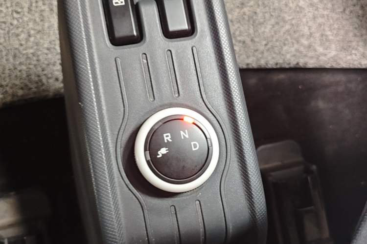 Used Wuling Hongguang MINIEV 2021 Macaron Fashion Model Lithium Iron Phosphate Gear Lever