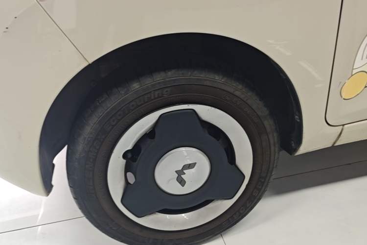 Used Wuling Hongguang MINIEV 2021 Macaron Fashion Model Lithium Iron Phosphate Left Front Wheel Hub