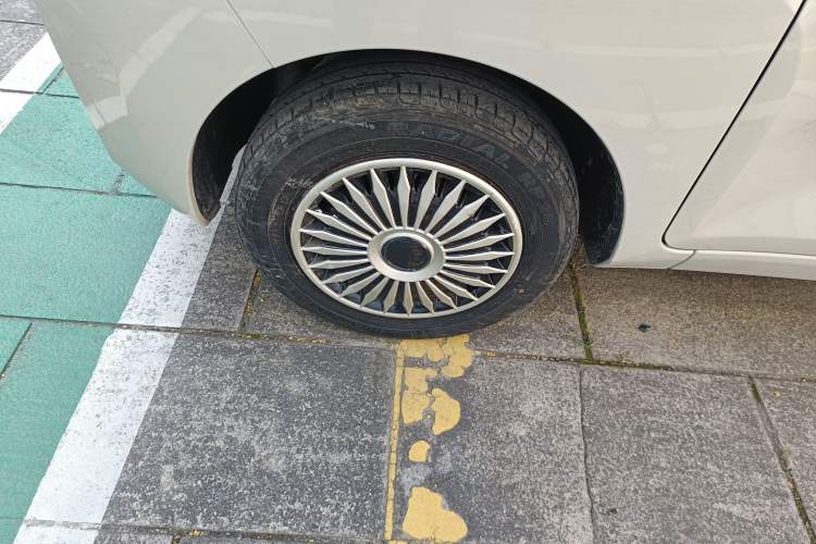 Used Wuling Hongguang MINIEV 2021 Macaron Fashion Model Lithium Iron Phosphate Left Front Wheel Hub