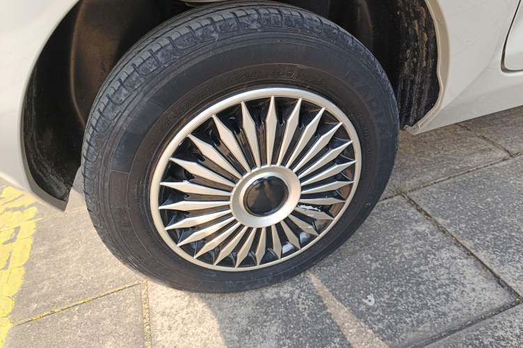 Used Wuling Hongguang MINIEV 2021 Macaron Fashion Model Lithium Iron Phosphate Right Rear Wheel Hub