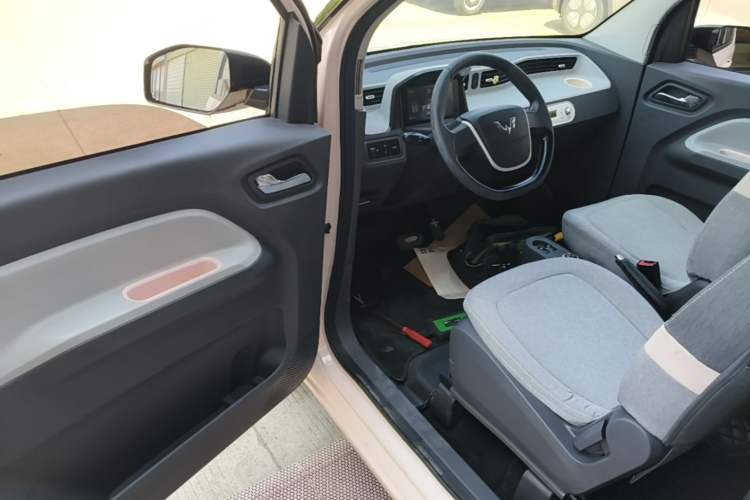 Used Wuling Hongguang MINIEV 2021 Macaron Fashion Model Lithium Iron Phosphate Driver Seat