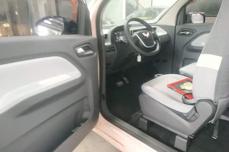 Used Wuling Hongguang MINIEV 2021 Macaron Premium Model – Lithium Iron Phosphate Driver Seat