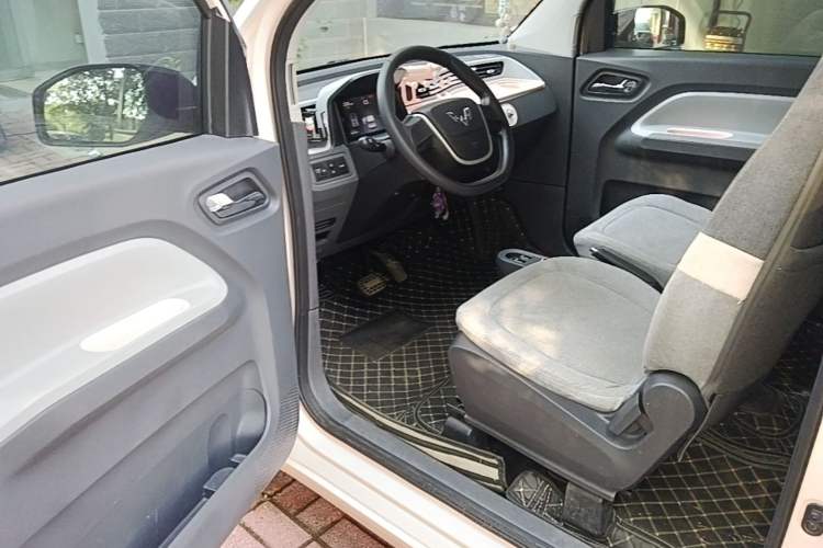 Used Wuling Hongguang MINIEV 2021 Macaron Fashion Model Lithium Iron Phosphate Driver Seat