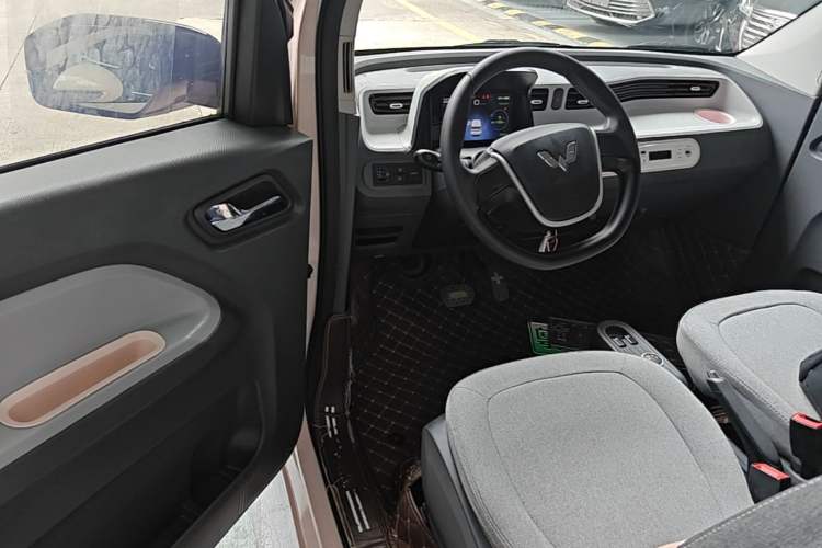 Used Wuling Hongguang MINIEV 2021 Macaron Sandwich Model 170 km Lithium Iron Phosphate Driver Seat