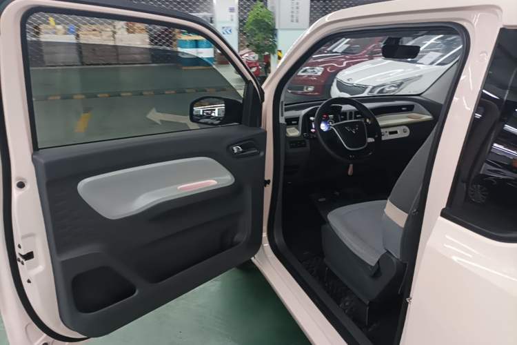 Used Wuling Hongguang MINIEV 2021 Macaron Sandwich Model 120 km Lithium NMC Driver Seat