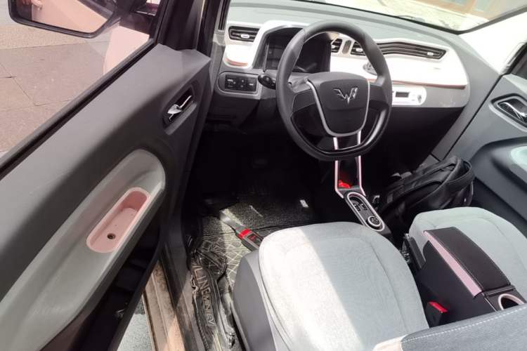 Used Wuling Hongguang MINIEV 2021 Macaron Fashion Model Lithium Iron Phosphate Driver Seat