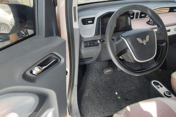 Used Wuling Hongguang MINIEV 2021 Macaron Fashion Model Lithium Iron Phosphate Driver Seat