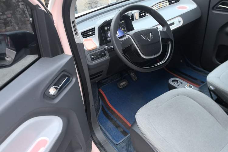 Used Wuling Hongguang MINIEV 2021 Macaron Fashion Model Lithium Iron Phosphate Driver Seat