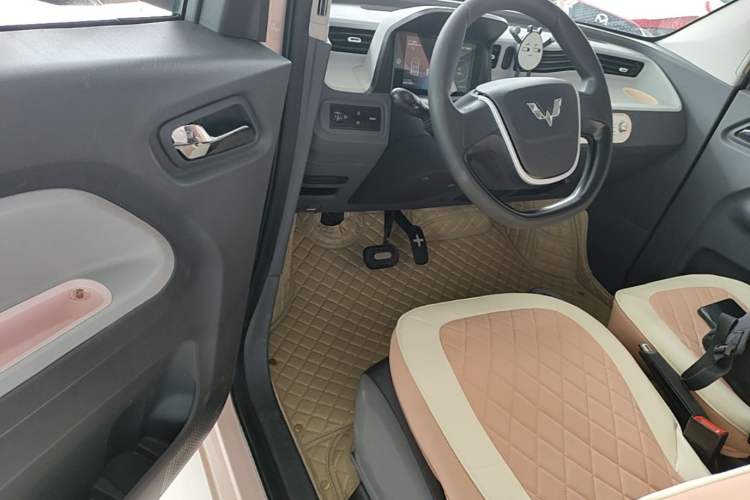 Used Wuling Hongguang MINIEV 2021 Macaron Fashion Model Lithium Iron Phosphate Driver Seat