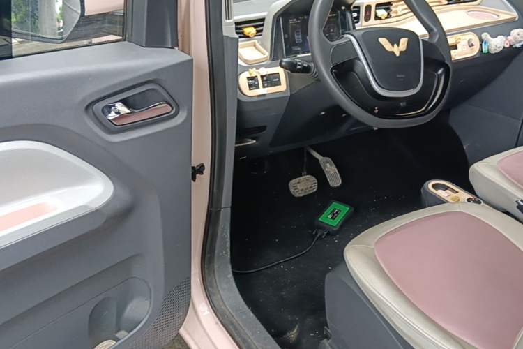 Used Wuling Hongguang MINIEV 2021 Macaron Sandwich Model 120 km Lithium Iron Phosphate Driver Seat