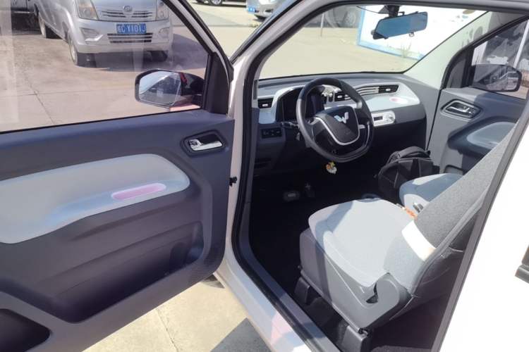 Used Wuling Hongguang MINIEV 2021 Macaron Fashion Model Lithium Iron Phosphate Driver Seat