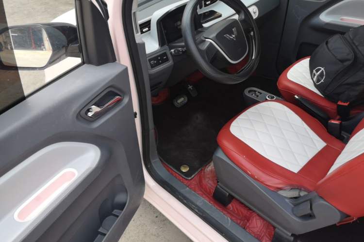 Used Wuling Hongguang MINIEV 2021 Macaron Fashion Model Lithium Iron Phosphate Driver Seat